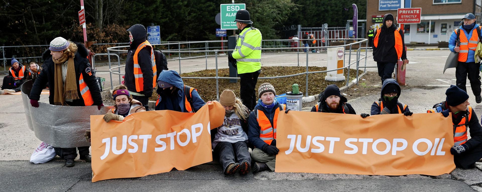Just Stop Oil activists protest at the Esso Birmingham fuel terminal, in Birmingham - Sputnik International, 1920, 11.04.2022