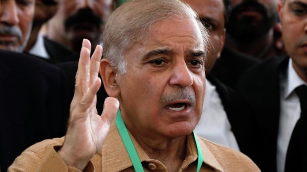 Leader of the opposition Mian Muhammad Shahbaz Sharif, brother of ex-Prime Minister Nawaz Sharif, gestures as he speaks to the media at the Supreme Court of Pakistan in Islamabad, Pakistan April 5, 2022. - Sputnik International