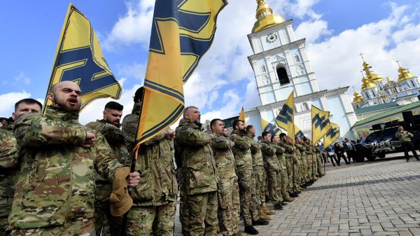 Veterans of the Azov volunteer battalion, who took part in the war in Donbass, salute during the mass rally called No surrender in Kiev on March 14, 2020. - Around fifteen thousands participants rallied despite the ban on holding mass events because of the coronavirus, demanding President Zelensky's resignation. (Photo by Sergei SUPINSKY / AFP) - Sputnik International