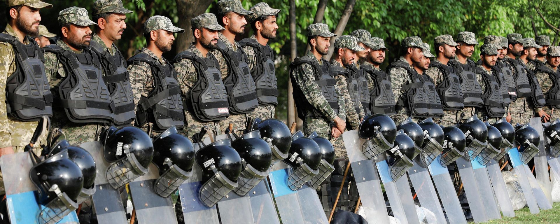 Paramilitary soldiers stand guard on a road leading to the parliament building in Islamabad, Pakistan April 9, 2022.  - Sputnik International, 1920, 12.04.2022