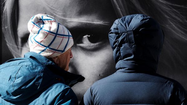 Люди возле одной из фотографий на выставке Пусть всегда будет мама, пусть всегда буду Я! Дети Донбасса на Большой Морской улице в Санкт-Петербурге - Sputnik International