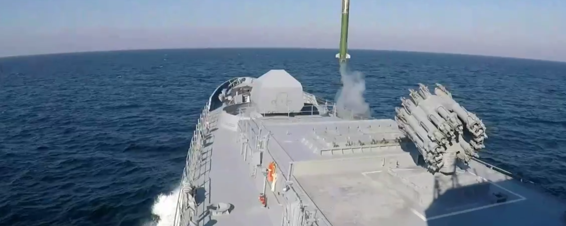 The Russian MoD has released footage showing how a Ukrainian Bayraktar drone was destroyed off the western coast of Crimea by a Black Sea Fleet frigate
The Russian MoD has released footage showing how a Ukrainian Bayraktar drone was destroyed off the western coast of Crimea by a Black Sea Fleet frigate
- Sputnik International, 1920, 12.04.2022