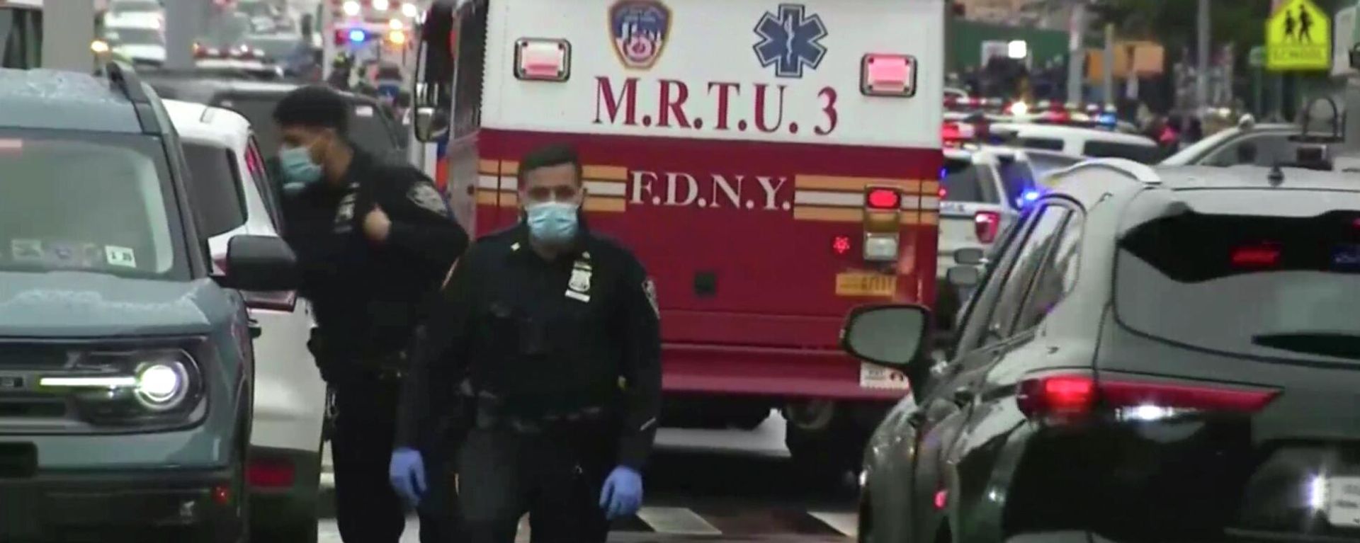 This still image provided by WABC shows law enforcement gathering at the scene of a shooting in the Brooklyn borough of New York on Tuesday, April 12, 2022.  - Sputnik International, 1920, 17.04.2022