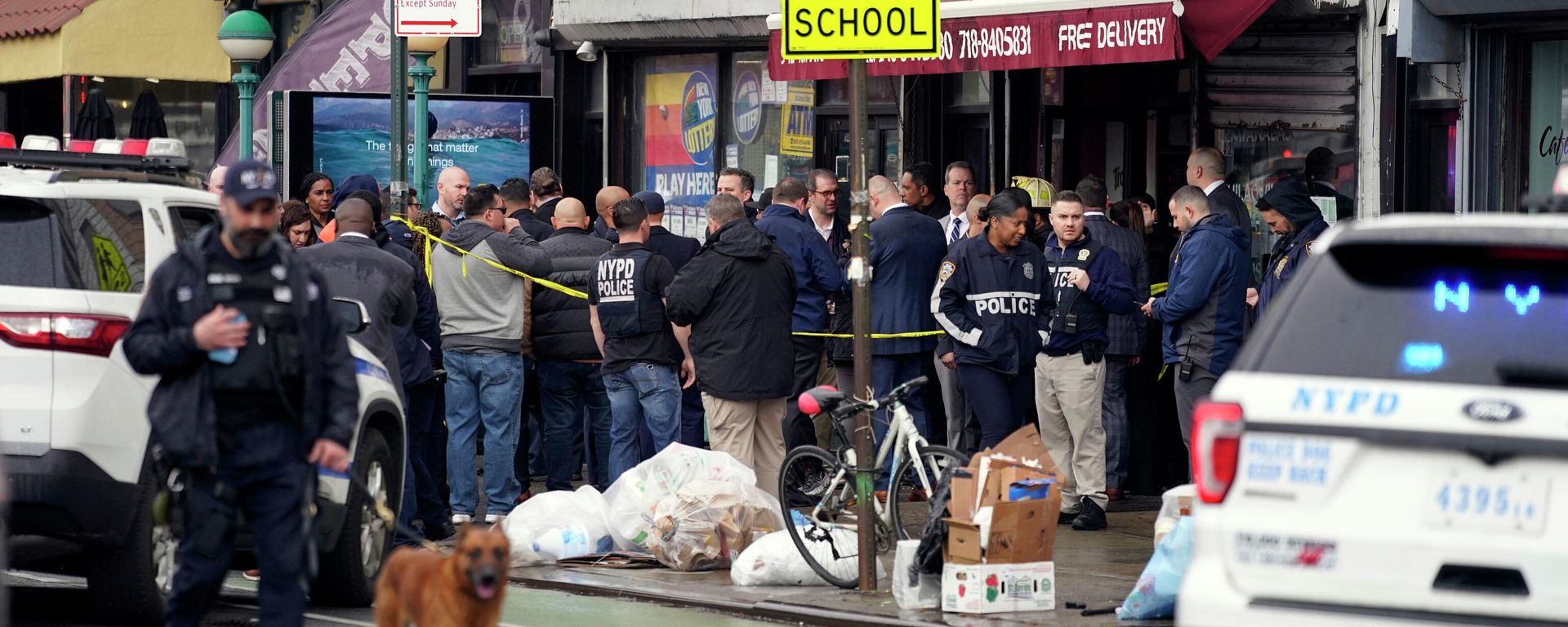 New York City Police Department personnel gather at the entrance to a subway stop in the Brooklyn borough of New York, Tuesday, April 12, 2022. - Sputnik International, 1920, 12.04.2022