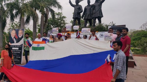 Supporters Holding Russia's Flag - Sputnik International
