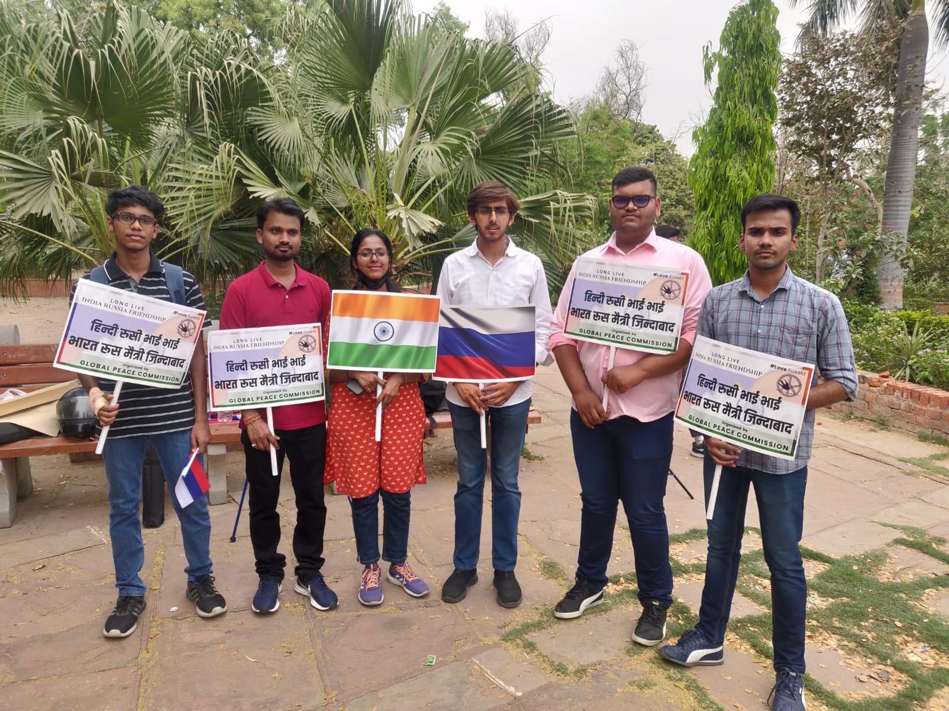 Students Holding Placard  - Sputnik International, 1920, 12.04.2022