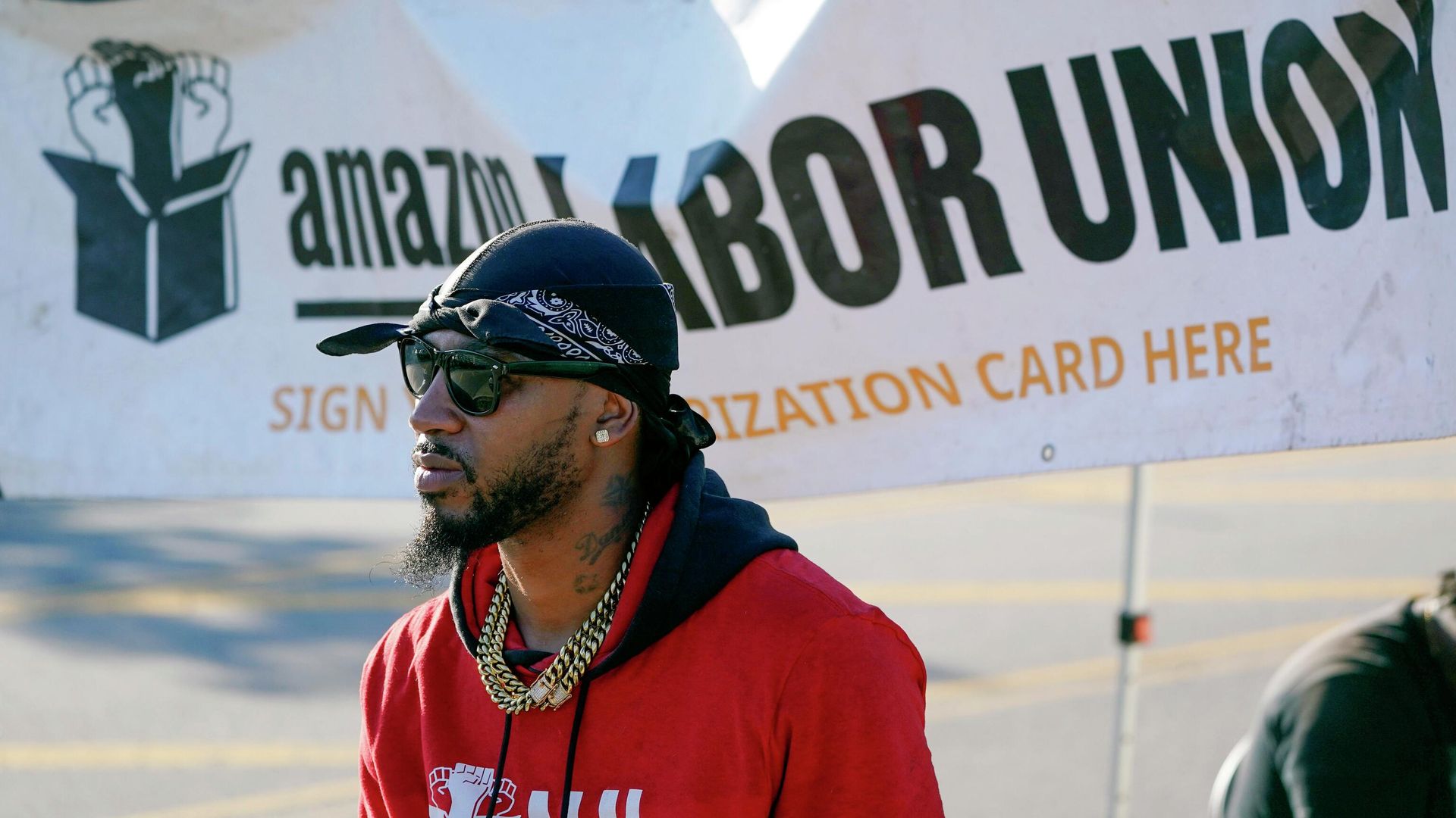 Christian Smalls, president of the Amazon Labor Union (ALU), stands by an information booth collecting signatures across the street from an Amazon distribution center in the Staten Island borough of New York, Thursday, Oct. 21, 2021. Christian Smalls, president of the Amazon Labor Union (ALU), stands by an information booth collecting signatures across the street from an Amazon distribution center in the Staten Island borough of New York, Thursday, Oct. 21, 2021. - Sputnik International, 1920, 12.04.2022