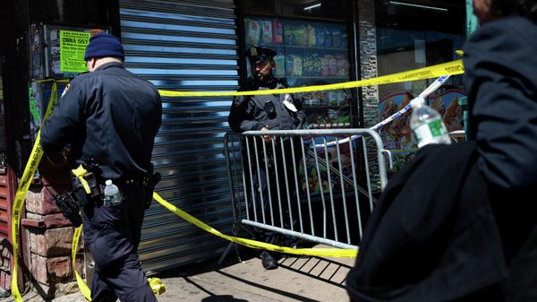 A police officer stands watch at the entrance of 36th Street Station after multiple people were shot on a subway train, Tuesday, April 12, 2022, in the Brooklyn borough of New York.  - Sputnik International