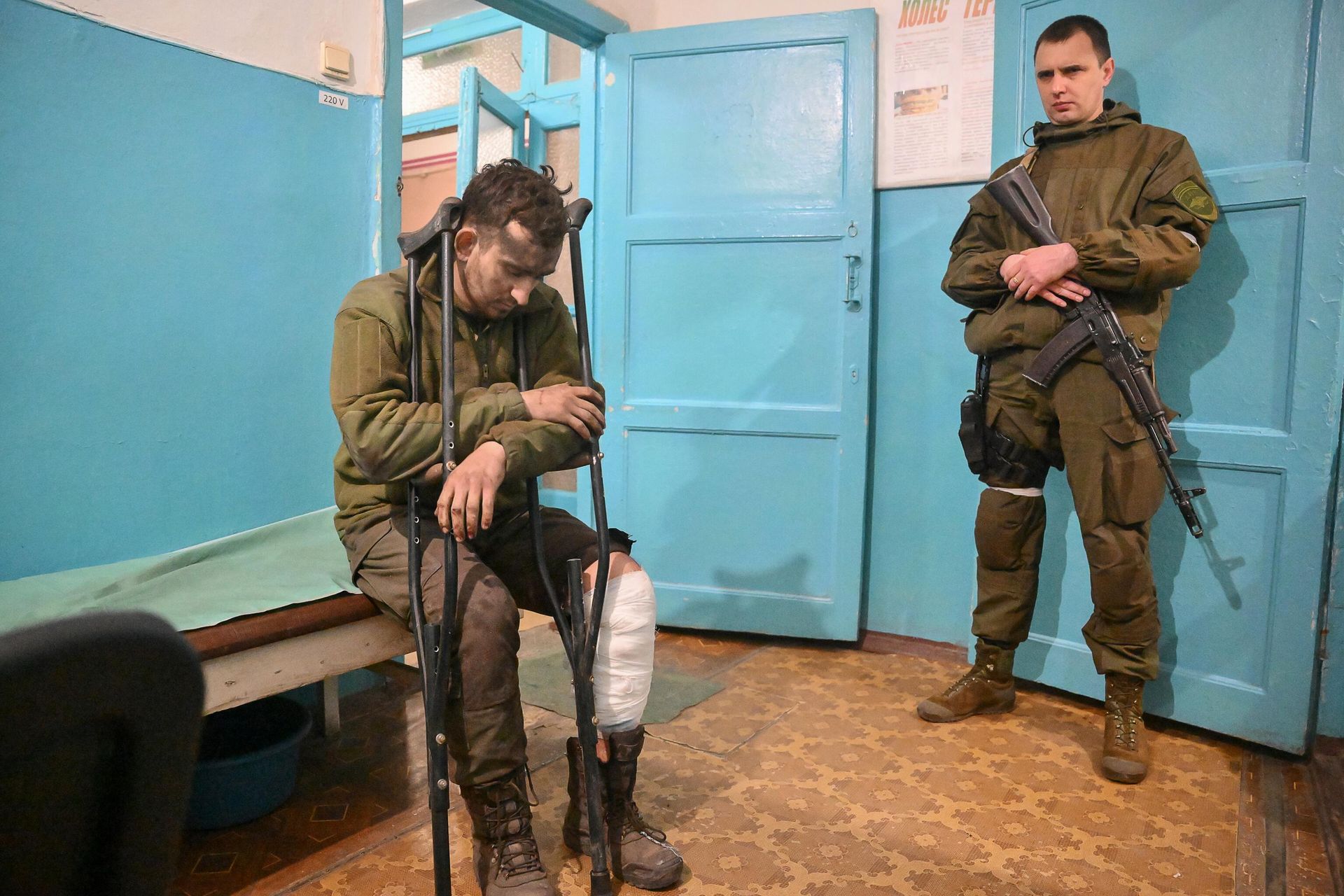 A serviceman of the Armed Forces of Ukraine, who surrendered in Mariupol, in the Novoazovsky Central District Hospital. Hospital doctors provided medical assistance to the prisoner. A serviceman of the Armed Forces of Ukraine, who surrendered in Mariupol, in the Novoazovsky Central District Hospital. Hospital doctors provided medical assistance to the prisoner. - Sputnik International, 1920, 23.11.2023