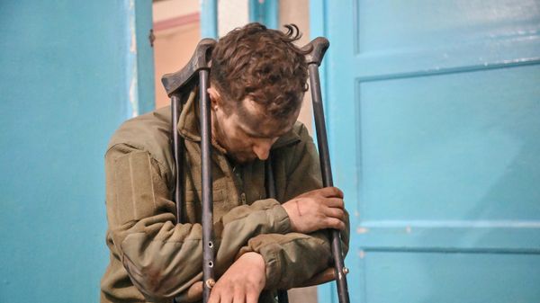 A serviceman of the Armed Forces of Ukraine, who surrendered in Mariupol, in the Novoazovsky Central District Hospital. Hospital doctors provided medical assistance to the prisoner. - Sputnik International