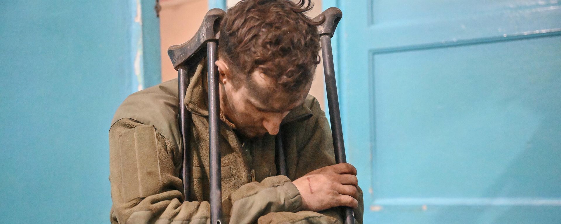 A serviceman of the Armed Forces of Ukraine, who surrendered in Mariupol, in the Novoazovsky Central District Hospital. Hospital doctors provided medical assistance to the prisoner. - Sputnik International, 1920, 13.04.2022