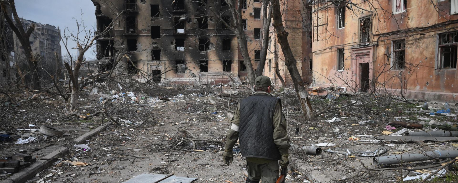 A serviceman of the DPR People's Militia is seen on a front line in Mariupol, Donetsk People's Republic. - Sputnik International, 1920, 23.04.2022