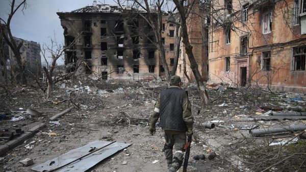 A serviceman of the DPR People's Militia is seen on a front line in Mariupol, Donetsk People's Republic. - Sputnik International