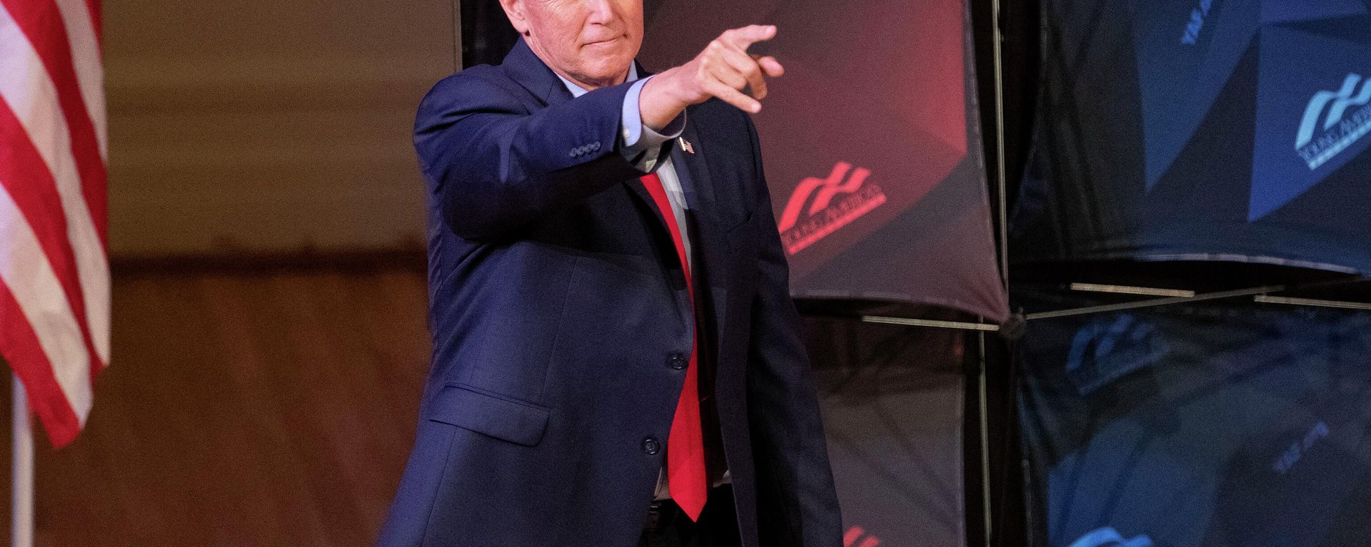 Former US Vice President Mike Pence points as he arrives to speak at a campus lecture hosted by Young Americans for Freedom at the University of Virginia in Charlottesville, Virginia, on April 12, 2022 - Sputnik International, 1920, 13.04.2022