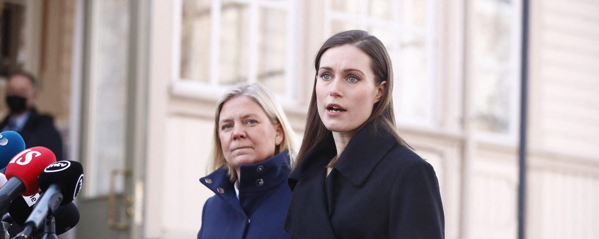 Finnish Prime Minister Sanna Marin (R) and her Swedish counterpart Magdalena Andersson speak to the media, outside the Prime Minister's official residence Kesaeranta in Helsinki, Finland, on March 5, 2022. - The topics of the Prime Ministers' bilateral meeting include the security situation in Europe, economic issues and other topical EU affairs. (Photo by Roni Rekomaa / Lehtikuva / AFP) / - Sputnik International, 1920, 13.04.2022