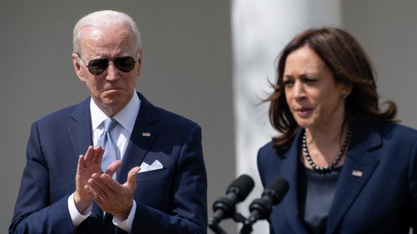 U.S. President Joe Biden applauds as Vice President Kamala Harris speaks during an event about gun violence in the Rose Garden of the White House April 11, 2022 in Washington, DC - Sputnik International