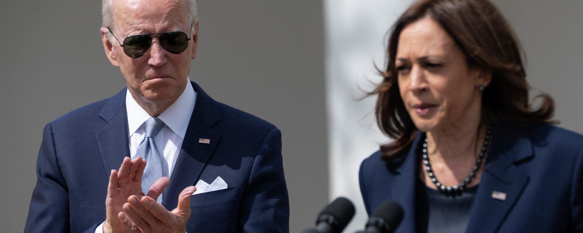 U.S. President Joe Biden applauds as Vice President Kamala Harris speaks during an event about gun violence in the Rose Garden of the White House April 11, 2022 in Washington, DC - Sputnik International, 1920, 13.04.2022