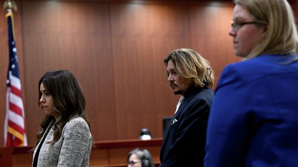 US actor Johnny Depp (C) looks on during the $50 million Depp vs Heard defamation trial at the Fairfax County Circuit Court in Fairfax, Virginia, on April 12, 2022 - Sputnik International