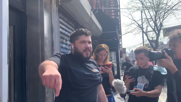 Zach Tahhan, a 21-year-old Syrian-American security camera installer, tells reporters how he spotted Frank James, the suspect in Tuesday's Brooklyn subway shooting, while working on an East Village street and flagged down a nearby police officer on April 13, 2022. - Sputnik International