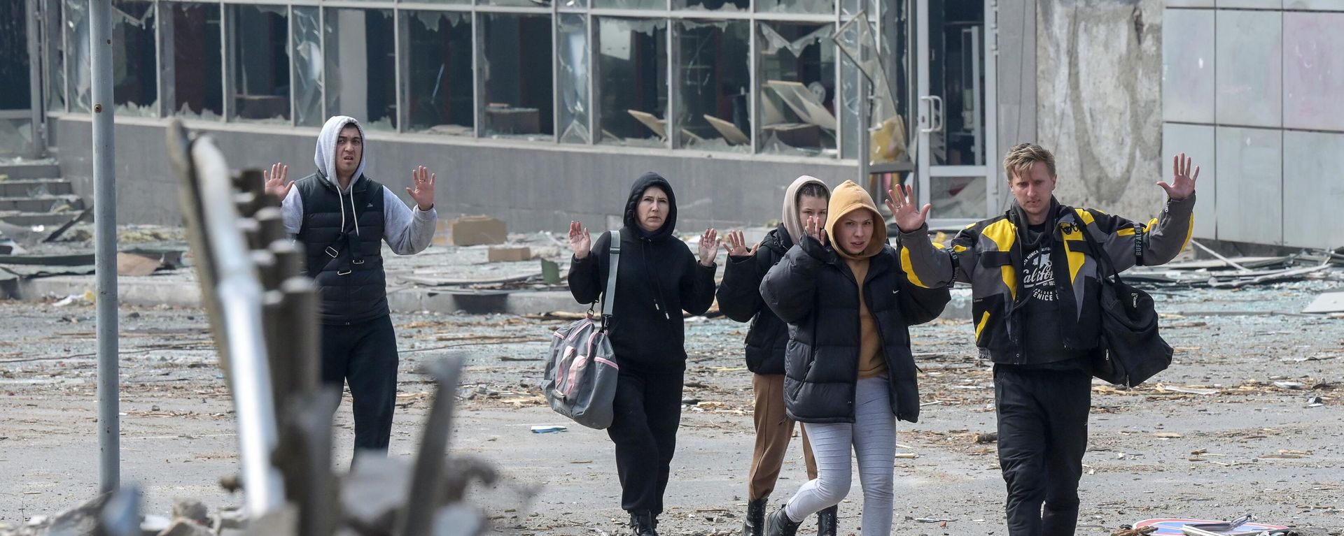 Civilians in Mariupol, DPR leave an area where clashes take place. - Sputnik International, 1920, 14.04.2022