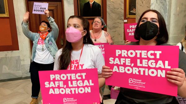 Abortion-rights supporters chant their objections at the Kentucky Capitol on Wednesday, April 13, 2022, in Frankfort, Ky., as Kentucky lawmakers debate overriding the governor’s veto of an abortion measure. - Sputnik International
