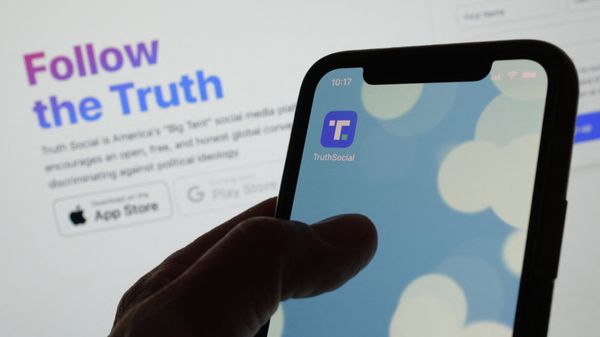 This illustration photo shows Donald Trump's new social media app Truth SocialХs logo on a smartphone in Los Angeles, February 21, 2022. - Sputnik International
