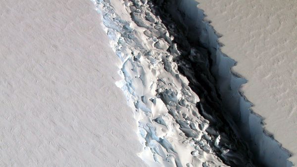 This Nov. 10, 2016 aerial photo released by NASA, shows a rift in the Antarctic Peninsula's Larsen C ice shelf. - Sputnik International