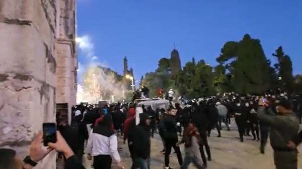 Firing fireworks at police forces - Sputnik International