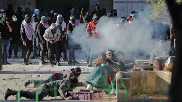 Palestinian demonstrators clash with Israeli police at Jerusalem's Al-Aqsa mosque compound on April 15, 2022. - Sputnik International
