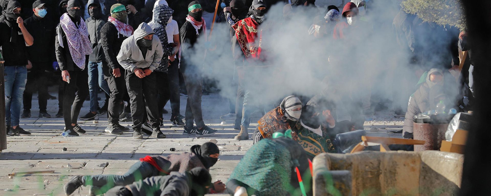 Palestinian demonstrators clash with Israeli police at Jerusalem's Al-Aqsa mosque compound on April 15, 2022. - Sputnik International, 1920, 15.04.2022