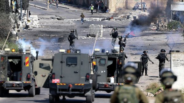 Israeli security forces fire tear gas during clashes with Palestinian protesters following a demonstration against Jewish settlements and in support of Jerusalem's Al-Aqsa mosque, on the main street of Beita village in the occupied West Bank, on April 15, 2022.  - Sputnik International