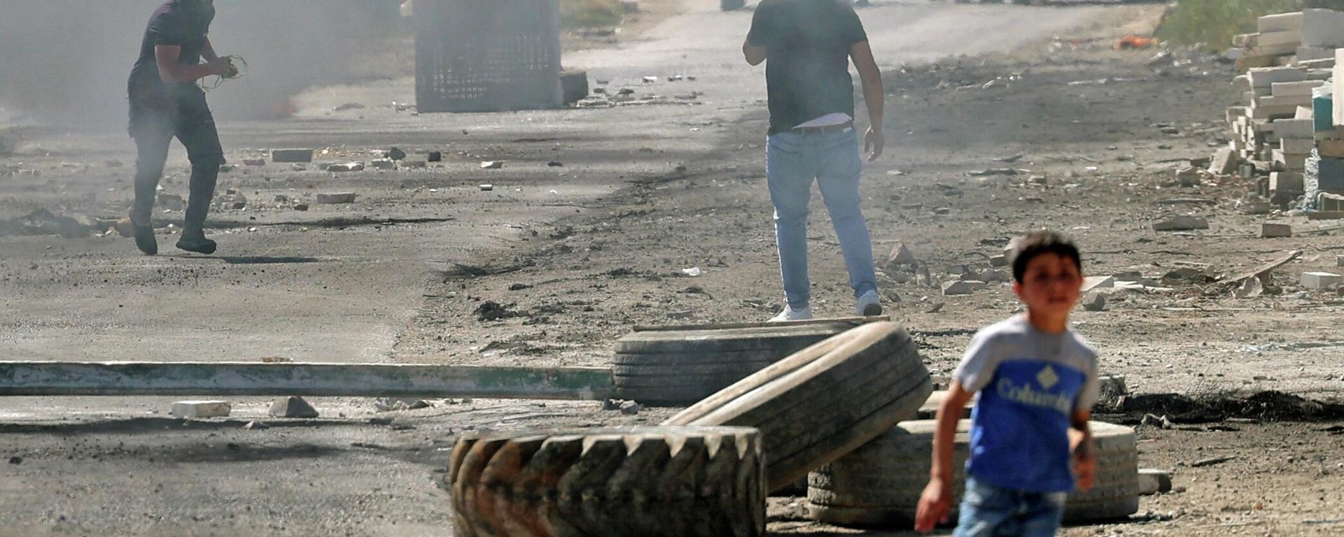 Palestinian protesters retreat amid tear gas during clashes with Israeli security forces following a demonstration against Jewish settlements and in support of Jerusalem's Al-Aqsa mosque, on the main street of Beita village in the occupied West Bank, on April 15, 2022.  - Sputnik International, 1920, 20.04.2022