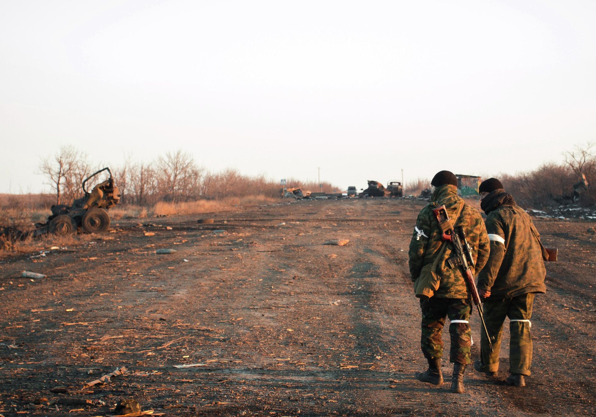 Donetsk People's Republic militiamen in the village of Logvinovo in the Donbass. In the background is Ukrainian military equipment destroyed in the course of fighting. - Sputnik International, 1920, 16.04.2022