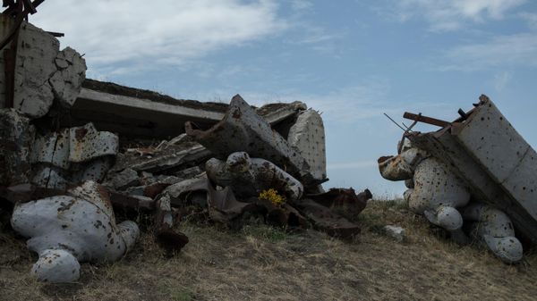 Ruins at the WWII memorial on Saur-Mogila hill in Donetsk. The memorial was destroyed in heavy fighting between Donbass militias and Ukrainian forces in 2014. - Sputnik International