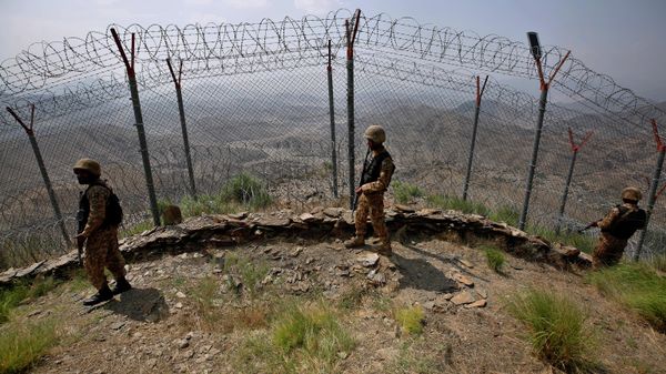 Pakistan Army troops patrol along the fence on the Pakistan Afghanistan border at Big Ben hilltop post in Khyber district, Pakistan, Aug. 3, 2021. - Sputnik International
