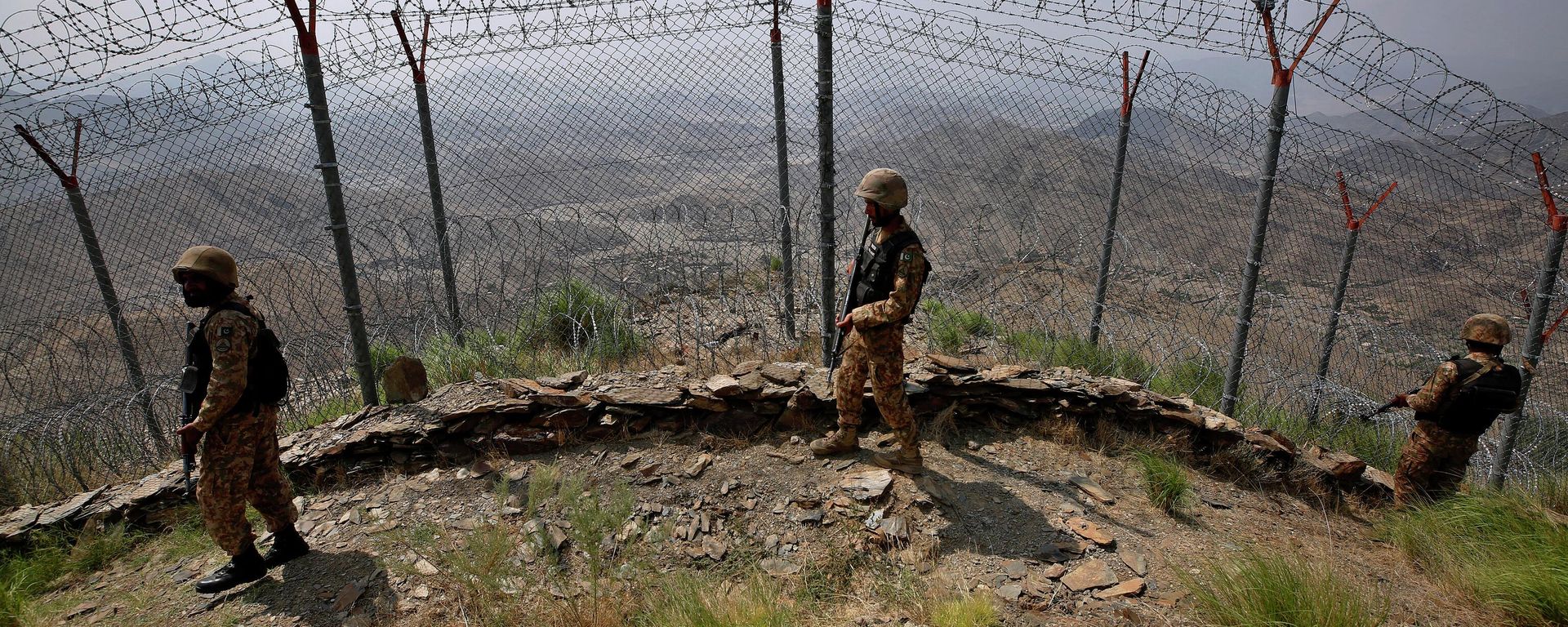 Pakistan Army troops patrol along the fence on the Pakistan Afghanistan border at Big Ben hilltop post in Khyber district, Pakistan, Aug. 3, 2021. - Sputnik International, 1920, 02.11.2025