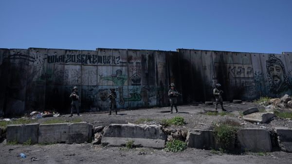 Israeli Border Police secure the parameter of the closed Israeli Army Qalandia checkpoint, used by Palestinians to cross from the West Bank into Jerusalem, near the West Bank city of Ramallah, Friday, April 15, 2022. - Sputnik International