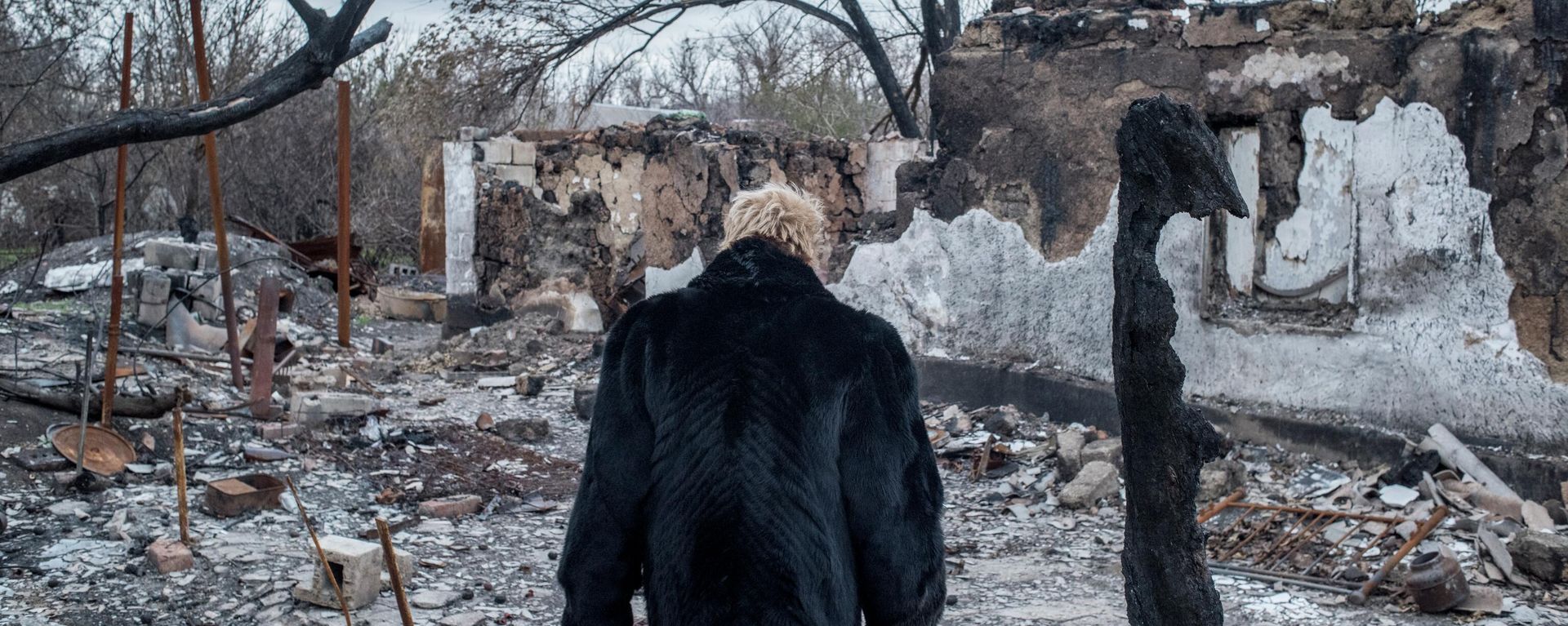 A woman near a destroyed house in the village of Sakhanka, situated in the southern Donetsk People’s Republic on the line of contact between DPR militia and Ukrainian forces. Ukrainian forces have levelled thousands of homes and apartment buildings in Donbass through artillery and air strikes over the past eight years. The people who inhabited them have been left with nothing. - Sputnik International, 1920, 16.04.2022
