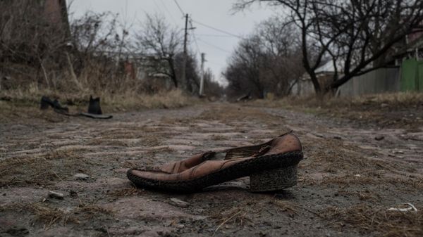 A lost shoe on the road to Donetsk’s Kievsky district. Donbass has literally been cut in two by the war. Once one of the most densely populated regions of Ukraine, many of its cities and towns have found themselves on opposite sides of the contact line since the spring of 2014. For example, the village of Zaitsevo is divided by streets. On Marshal Rybalko Street (which runs about 12 km), residential buildings 1-230 were under the control of the DPR, while houses 230-400 were controlled by Kiev. - Sputnik International