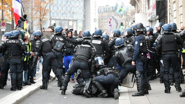 A protester is arrested by French gendarmes during a protest of Gilets Jaunes (yellow vest) in Paris on November 20, 2021. - Sputnik International