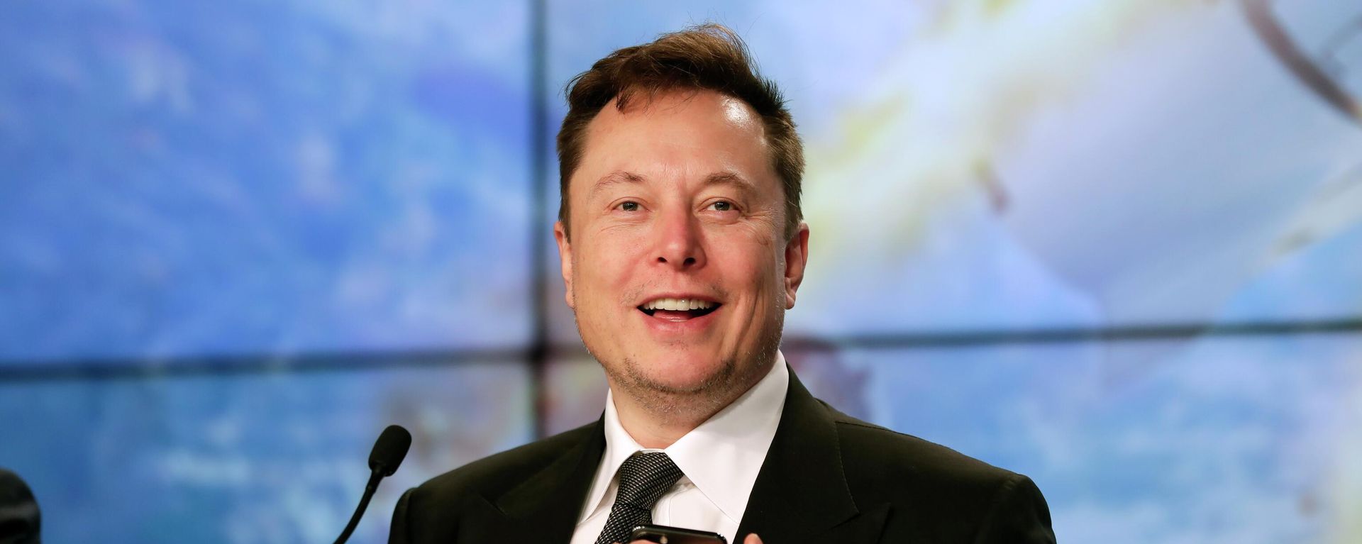 Elon Musk founder, CEO, and chief engineer/designer of SpaceX speaks during a news conference after a Falcon 9 SpaceX rocket test flight at the Kennedy Space Center in Cape Canaveral, Fla, Jan. 19, 2020. - Sputnik International, 1920, 26.05.2022