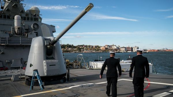 Members of the U.S. Navy walk aboard the USS The Sullivans (DDG 68) as it sits docked in New York Harbor - Sputnik International
