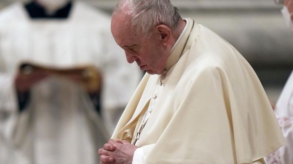 Pope Francis prays during an Easter vigil ceremony in St. Peter's Basilica at the Vatican, Saturday, April 16, 2022.  - Sputnik International