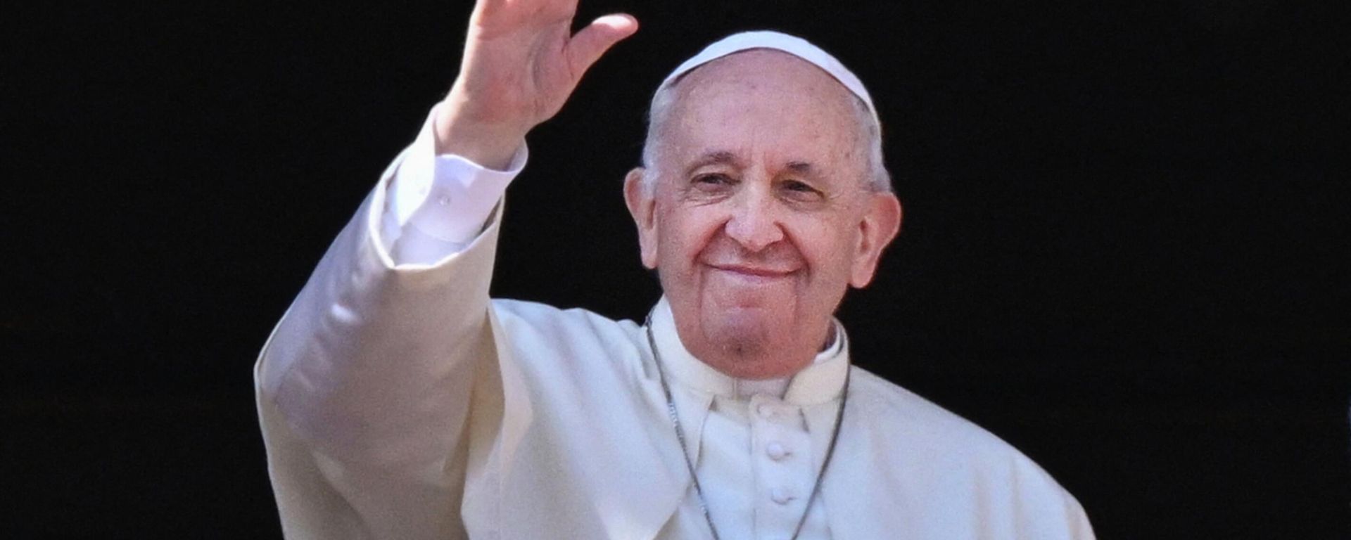 Pope Francis delivers the Easter Urbi et Orbi blessing from the balcony of St. Peter's Basilica overlooking St. Peter's square on April 17, 2022 in The Vatican.  - Sputnik International, 1920, 17.04.2022