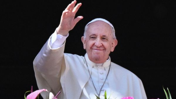 Pope Francis delivers the Easter Urbi et Orbi blessing from the balcony of St. Peter's Basilica overlooking St. Peter's square on April 17, 2022 in The Vatican.  - Sputnik International