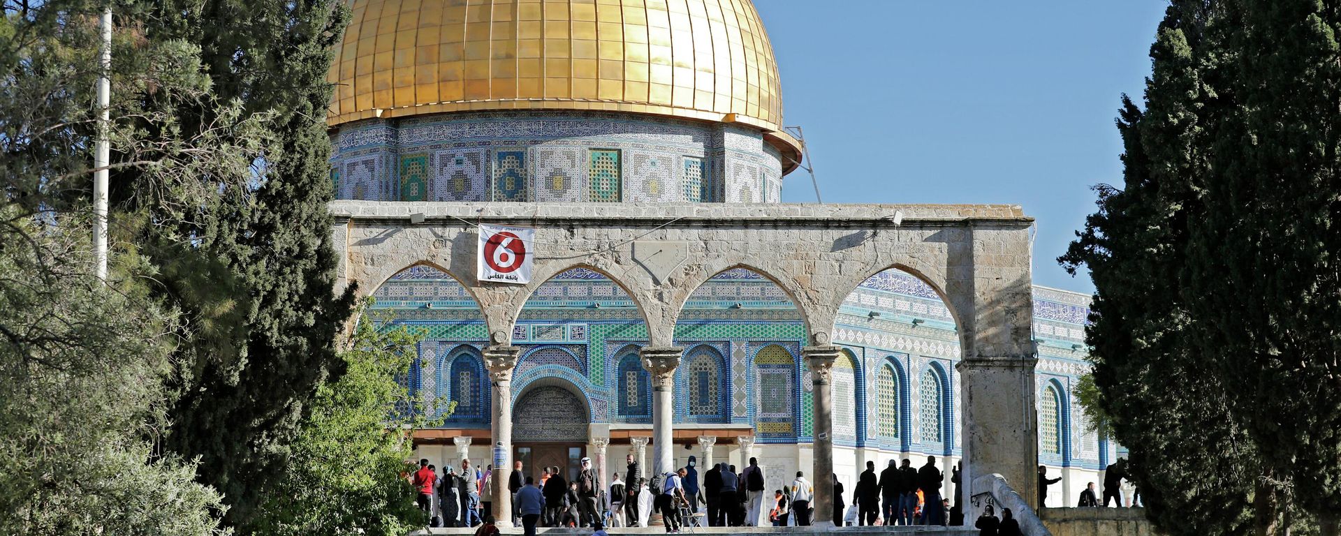 Israeli security forces patrol and Palestinians face each other in front of the Dome of the Rock mosque during clashes at Jerusalem's Al-Aqsa mosque compound, on April 15, 2022 - Sputnik International, 1920, 17.04.2022