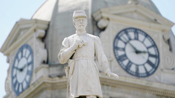 Photographed on July 14, 2021, a figure of a Confederate officer, spyglasses in hand, rests on the summit of this war memorial, erected in 1913 in Greenwood, Miss., by the Varina Jefferson Davis Chapter of the United Daughters of the Confederacy, in Greenwood, Miss., sits on the lawn of the Leflore County Courthouse. - Sputnik International