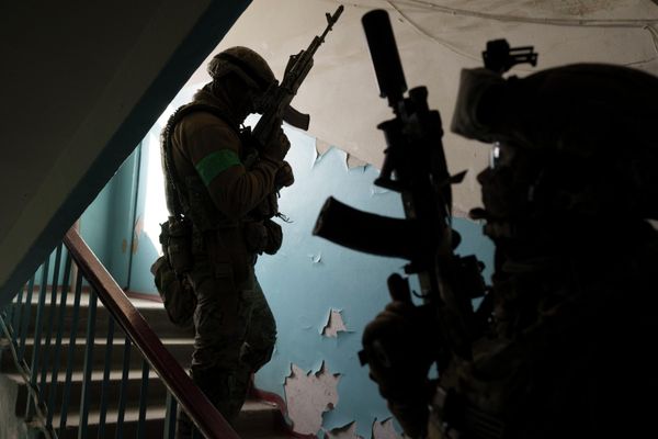 Security Service of Ukraine (SBU) servicemen enter a building during an operation to arrest suspected Russian collaborators in Kharkov, Ukraine Security Service of Ukraine (SBU) servicemen enter a building during an operation to arrest suspected Russian collaborators in Kharkov, Ukraine - Sputnik International
