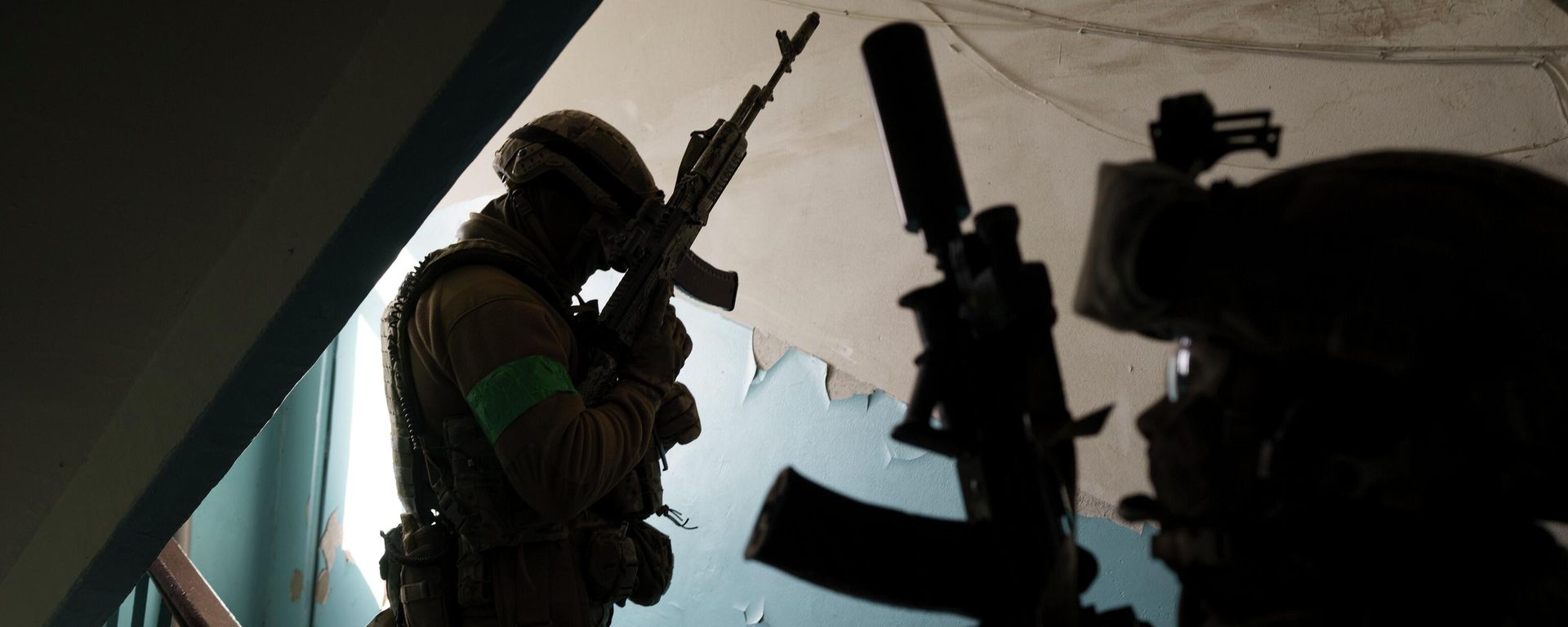 Security Service of Ukraine (SBU) servicemen enter a building during an operation to arrest suspected Russian collaborators in Kharkov, Ukraine - Sputnik International, 1920, 12.04.2024