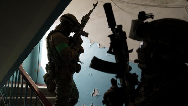 Security Service of Ukraine (SBU) servicemen enter a building during an operation to arrest suspected Russian collaborators in Kharkov, Ukraine - Sputnik International